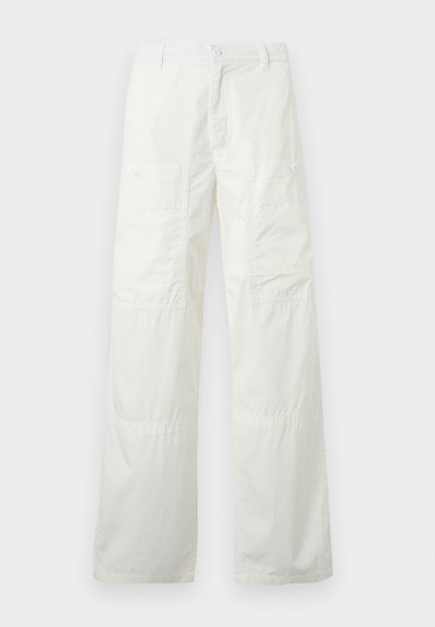 Άσπρο παντελόνι με φαρδιά μπότα, κουμπωτή μέση και δύο μεγάλες κουμπωτές τσέπες cargo στους μηρούς, παρουσιασμένο επίπεδο σε λευκό φόντο.