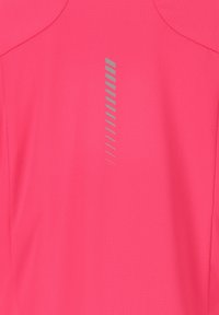 Helles pinkes Sportshirt aus strukturiertem Stoff. Verfügt über ein reflektierendes silbernes diagonales Streifenmuster auf der Rückseite für bessere Sichtbarkeit.