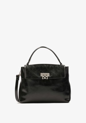 Czarna skórzana torebka o wyraźnym kształcie, z górnym uchwytem, odpinanym paskiem na ramię i zapięciem w kolorze srebra.