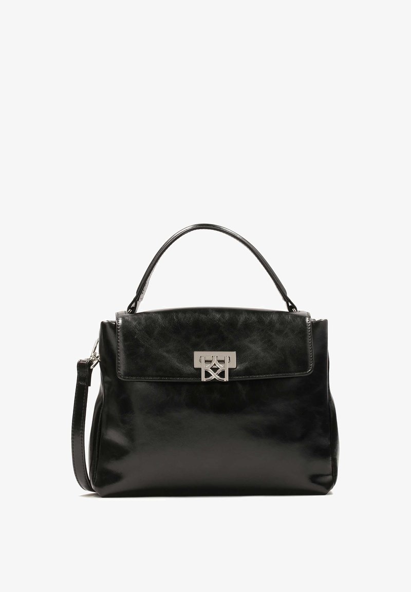 Čierna kožená kabelka s pevnou štruktúrou, horným úchytom, odnímateľným ramenným popruhom a strieborným uzáverom.
