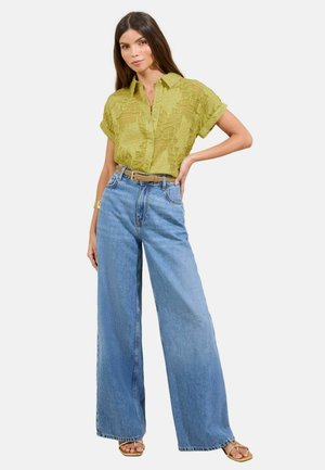 REGULAR FIT -THROUGH SHORT SLEEVE  - Button-down blouse - green