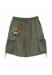 Pantalones cortos de cargo en verde olivo, fabricados con un tejido ligero, que cuentan con un diseño de bolsillo de oso de peluche con aplique y dobladillos ajustables con cordón.