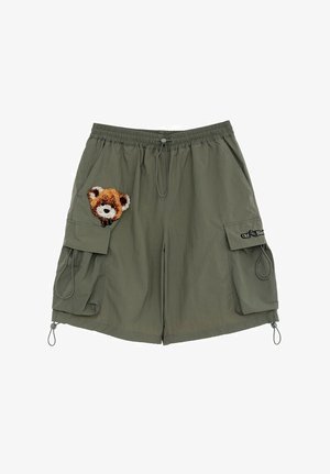 Pantalones cortos de cargo en verde olivo, fabricados con un tejido ligero, que cuentan con un diseño de bolsillo de oso de peluche con aplique y dobladillos ajustables con cordón.