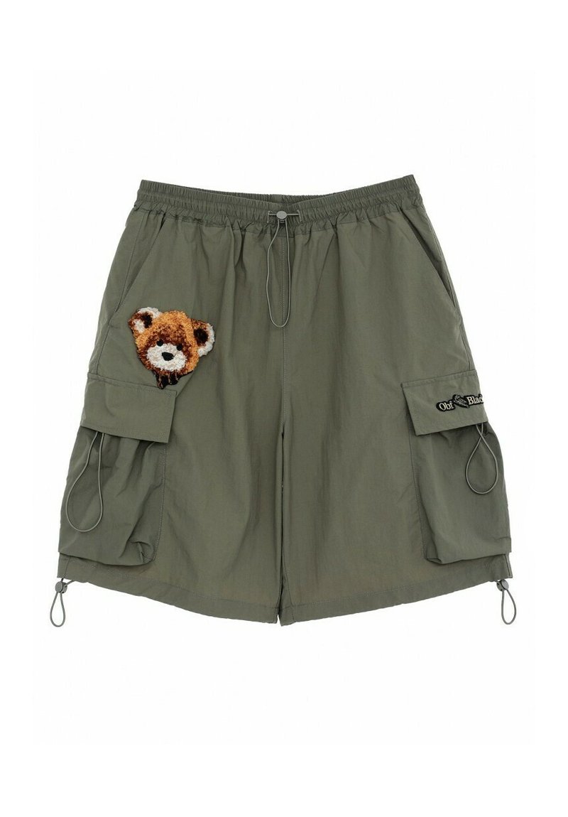 Pantalones cortos de cargo en verde olivo, fabricados con un tejido ligero, que cuentan con un diseño de bolsillo de oso de peluche con aplique y dobladillos ajustables con cordón.