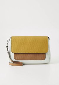 Keresztpántos táska struktúrált mustársárga és barna bőrből, fehér testtel és levehető pánttal a sokoldalúság érdekében.