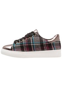 Zapatillas de cuadros con un patrón en gris, burdeos y azul; detalles metálicos en color oro rosa en la punta y el talón; cordones negros; suela de goma blanca.