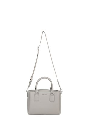 Sac à main rectangulaire gris clair avec deux poignées supérieures et une bandoulière réglable, design minimaliste avec logo de la marque à l'avant.