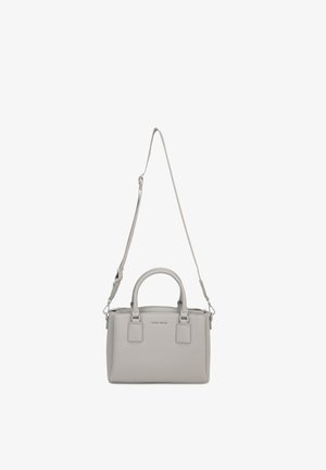 Sac à main rectangulaire gris clair avec deux poignées supérieures et une bandoulière réglable, design minimaliste avec logo de la marque à l'avant.
