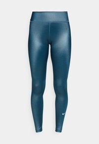 Leggings en teal métallique avec taille haute, fabriqués dans un tissu lisse et extensible. Présente un logo blanc subtil près de la cheville.