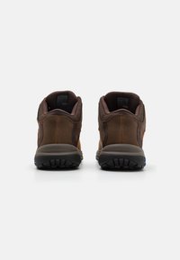 Zapatos de senderismo marrones con una parte superior de cuero suave y acentos de malla, que presentan un collar acolchado, una suela de goma resistente y un diseño que brinda soporte.