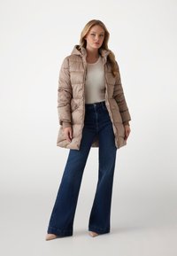 Guess SELINE LOGO MIDI PUF - Žieminis paltas - braun