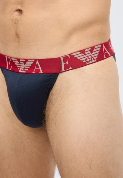 Cueca de tecido azul-marinho com uma cintura larga em borgonha com logótipo e texto cinzentos. Textura suave com um ajuste justo, realçando a silhueta.