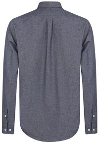 Camisa de manga larga, de color azul oscuro, hecha de una tela texturizada. Presenta un cuello clásico, puños con botón y un dobladillo curvado. Detalle de pliegue en la parte posterior.