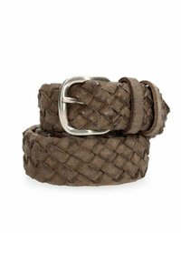 Cintura in pelle intrecciata marrone con fibbia in metallo argentato. Superficie testurizzata con un prominente motivo di intreccio e misura regolabile.