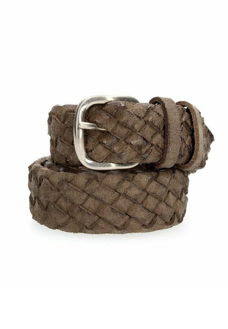 Cintura in pelle intrecciata marrone con fibbia in metallo argentato. Superficie testurizzata con un prominente motivo di intreccio e misura regolabile.