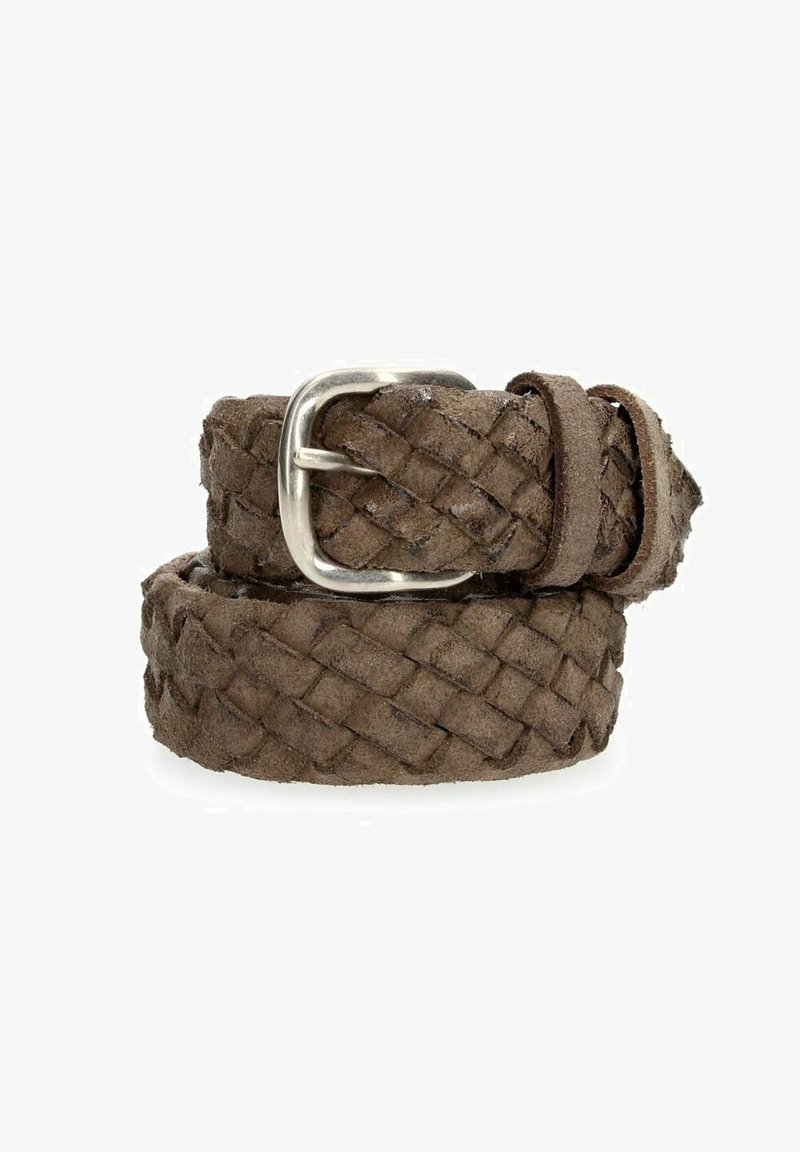 Cintura in pelle intrecciata marrone con fibbia in metallo argentato. Superficie testurizzata con un prominente motivo di intreccio e misura regolabile.