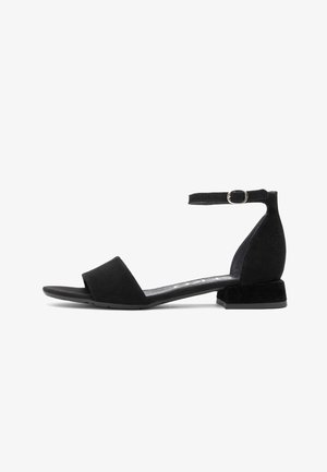 Czarna damska sandałka z niskim szerokim obcasem, paskiem wokół kostki z klamrą i otwartym noskiem.