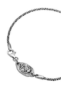 Silvrigt spiralformat kedjesmycke med en ankarmedaljong som lås. Texturerade detaljer på medaljongen och en polerad yta.