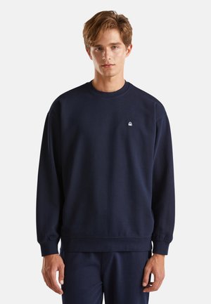 Marineblaues Sweatshirt aus weichem Material, mit Rundhalsausschnitt, langen Ärmeln und einem kleinen gestickten Logo auf der linken Brust.