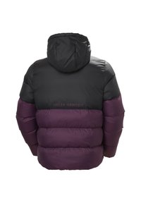 Chaqueta de abrigo con una sección superior negra y una sección inferior morada. Presenta una capucha y costuras prominentes, con el logo "HELly HANSEN" en la parte posterior.
