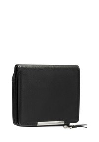 Portafoglio in pelle nera con superficie texturizzata, chiusura zip-around e un'accentuazione argentata sul davanti. Forma compatta e rettangolare.
