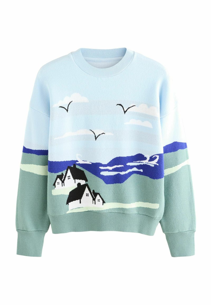Hellblauer Pullover mit einem Küstenlandschaftsdesign, das weiße Häuser, grüne Hügel, blaues Meer, Wolken und fliegende Vögel zeigt.