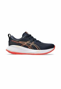 Chaussures de course pour hommes en mesh bleu marine avec des accents orange. Elles disposent d'une semelle intermédiaire blanche rembourrée et d'une semelle extérieure en caoutchouc texturé pour une meilleure adhérence.