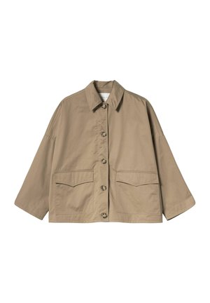 Smėlio spalvos švarko tipo striukė su platėjančiomis rankovėmis, dvi didelės priekinės kišenių su atvartais ir smailiu apykakliu, išdėstyta ant balto fono.