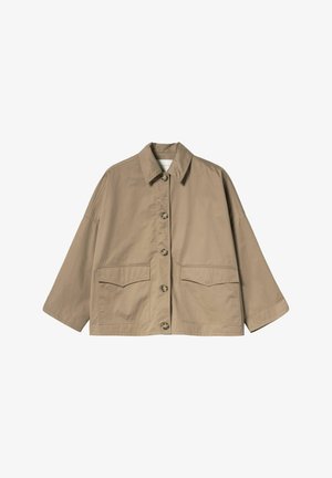 Smėlio spalvos švarko tipo striukė su platėjančiomis rankovėmis, dvi didelės priekinės kišenių su atvartais ir smailiu apykakliu, išdėstyta ant balto fono.