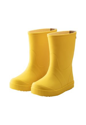 Paire de bottes de pluie en caoutchouc jaune montant jusqu'au milieu du mollet, avec semelles texturées, légèrement inclinées pour montrer les vues de face et de côté sur un fond blanc.