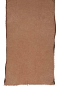 Bufanda tejida color marrón con un acabado texturizado, con flecos en los bordes y un borde decorativo a lo largo de los lados. Ligera y de forma rectangular.