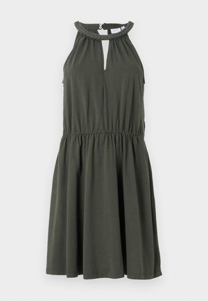 Vestido sin mangas verde oliva con escote en forma de perilla, collar trenzado y cintura elástica, que presenta una falda acampanada y una textura suave y lisa.