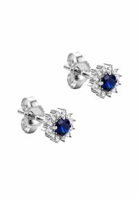 Sapphire auskarai su apvaliu mėlynu brangakmeniu, apsuptu mažų apvalių skaidrių akmenukų, kuriuos laiko sidabro spalvos metalas su tekstūruotu raštu.