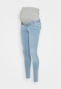 Los pantalones de maternidad en denim azul claro presentan una cinturilla elástica gris, un corte ajustado y piernas ajustadas con detalles de costura mínimos.