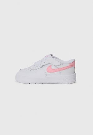Nike Air Force 1 παπούτσια σε λευκό δέρμα με ροζ swoosh, διαθέτουν στρογγυλή μύτη, σχέδιο με κορδόνια και ανάγλυφη καουτσούκ σόλα.