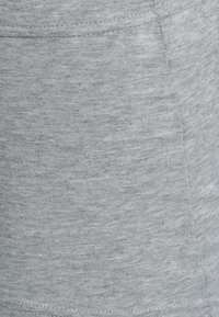 Grauer Baumwollstoff mit einer weichen Textur, der ein meliertes Muster, gestickte Nähte und eine glatte Oberfläche aufweist. Geeignet für die Freizeitkleidung.