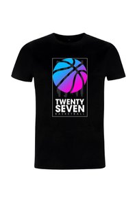 Černé bavlněné tričko s modrou a růžovou grafikou basketbalového míče a textem "TWENTY SEVEN BASKETBALL" bílou barvou pod ním.