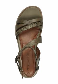 Sandal in pelle marrone con dettagli intrecciati, cinturino regolabile e superficie testurizzata. Design ergonomico con suola leggera e flessibile.