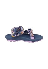 Sandalias azules y moradas con correas estampadas, planta texturizada y suela flexible. Incluyen cierres ajustables de gancho y bucle.