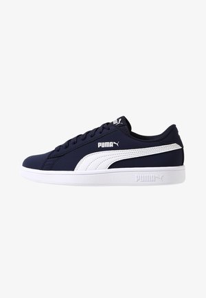 Granatowy sneaker Puma z białym paskiem, białą gumową podeszwą, sznurowanym wzorem oraz logo Puma po boku i na języku.