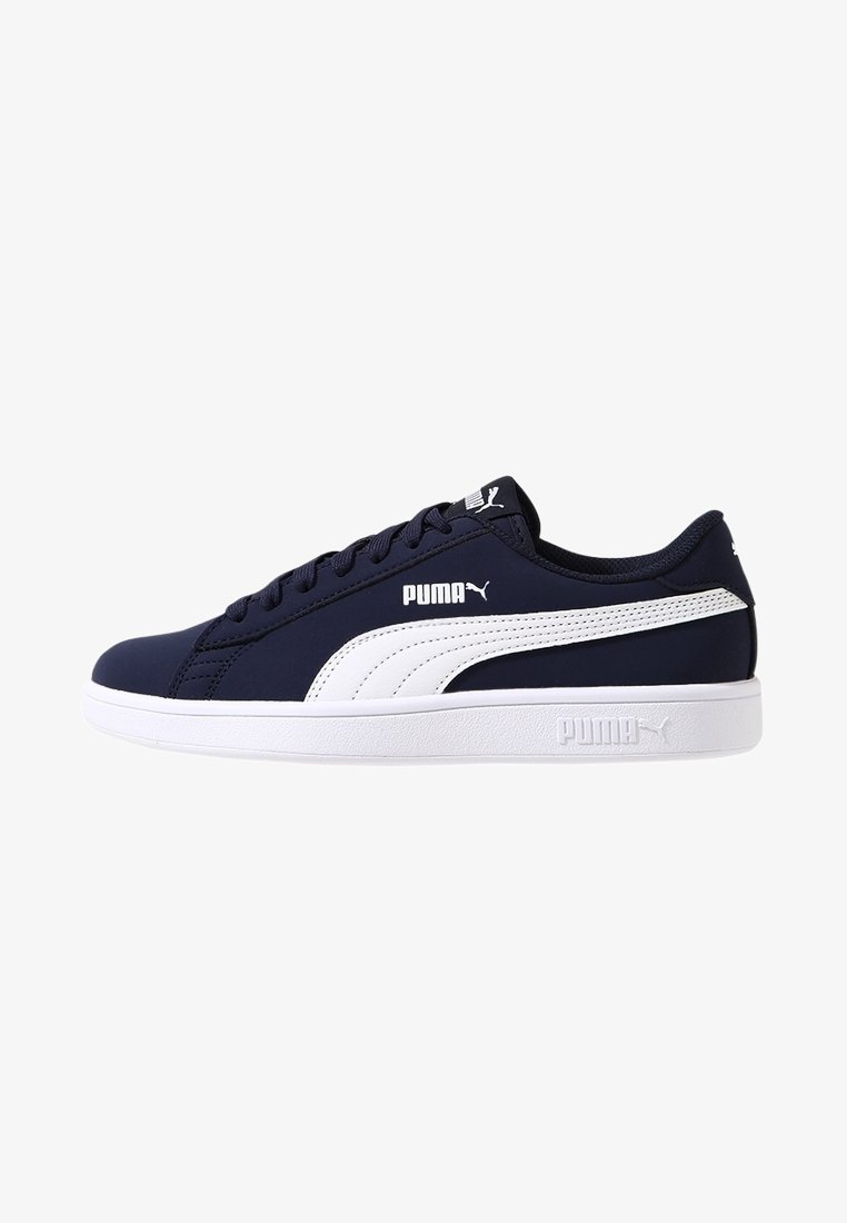 Baskets Puma bleu marine avec une bande blanche, semelle en caoutchouc blanche, design à lacets et logo Puma sur le côté et la languette.