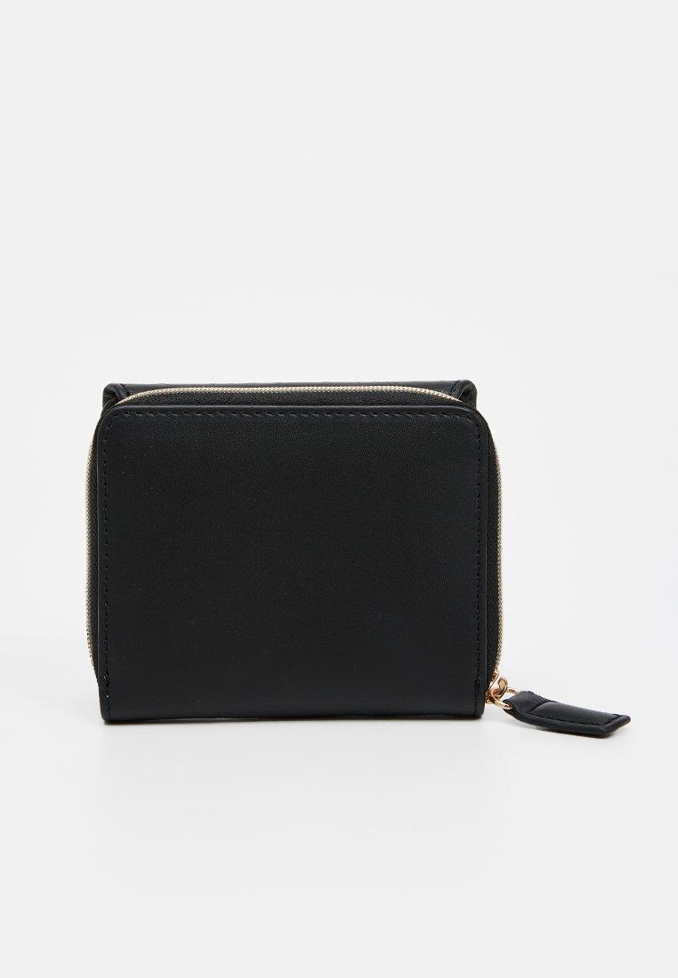 Schwarz zippered Geldbörse aus glattem synthetischen Material, mit einem Reißverschluss in Goldoptik und einem kleinen Anhänger am Reißverschluss.