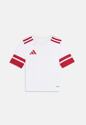 Camisa deportiva blanca de manga corta con rayas rojas en los hombros y las mangas, con un logo rojo de Adidas en el pecho.