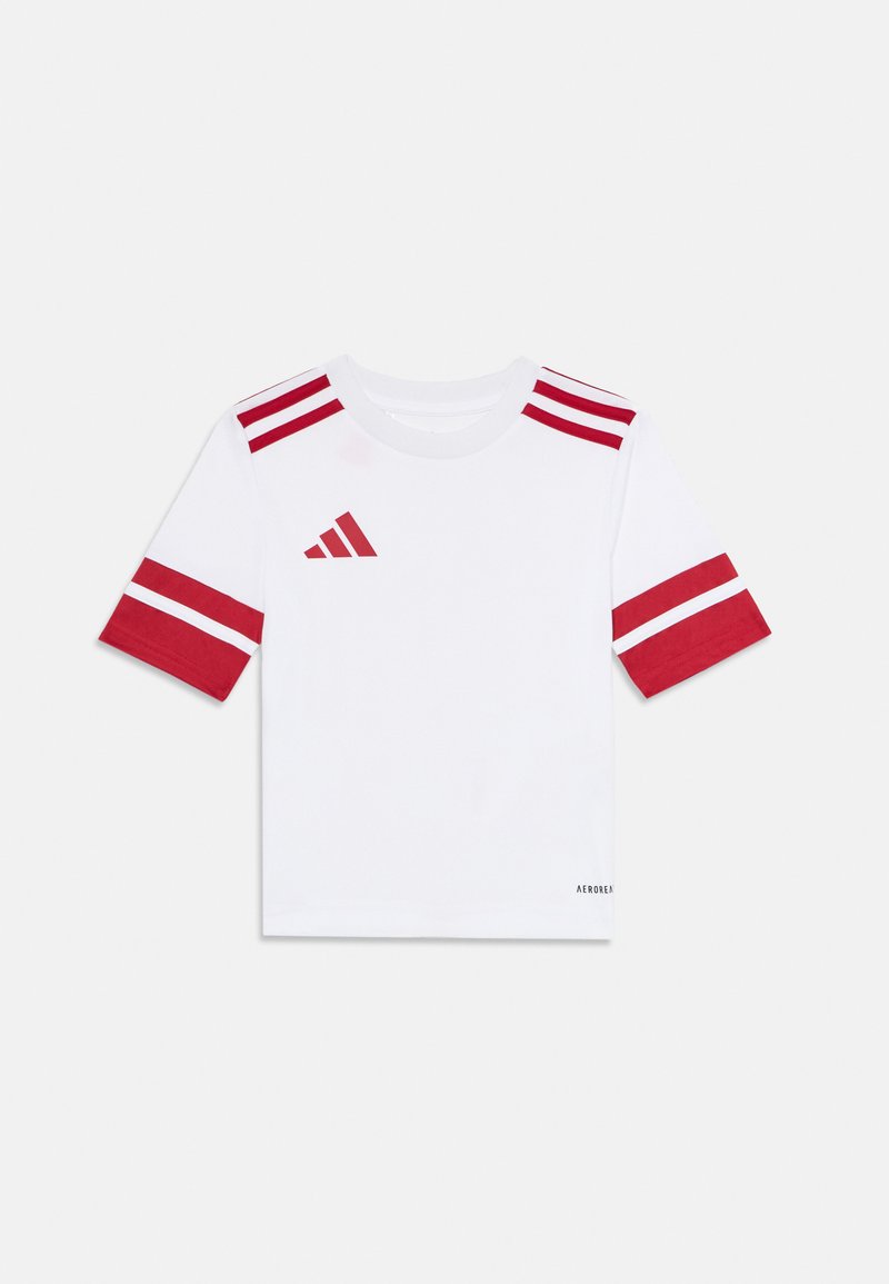Hvit kortermet sportsskjorte med røde striper på skuldrene og ermene, med en rød Adidas-logo på brystet.