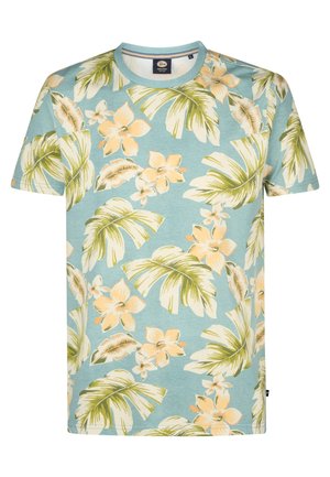 Tricou albastre deschis cu mânecă scurtă, prezentând un imprimeu floral tropical în nuanțe de verde și piersică. Guler rotund cu tiv drept și etichetă pe lateral.
