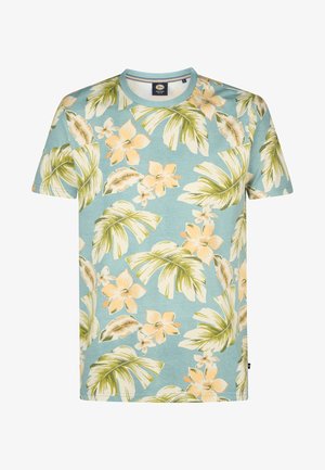 Tricou albastre deschis cu mânecă scurtă, prezentând un imprimeu floral tropical în nuanțe de verde și piersică. Guler rotund cu tiv drept și etichetă pe lateral.