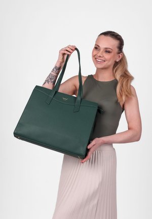 Grüne Leder-Handtasche mit schlankem Design und zwei stabilen Griffen. Verfügt über ein goldfarbenes Logo und eine strukturierte Oberfläche. Weite, rechteckige Form.