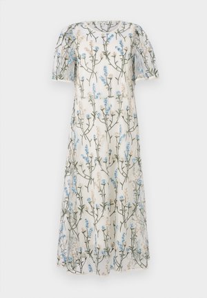 Vestido branco transparente com um padrão floral com flores azuis e bejes, mangas curtas em balão e formato A. Bordados decorativos por toda a peça.