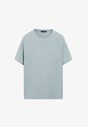 Lichtblauw T-shirt met korte mouwen van zachte katoen. Ronde halslijn met rechte snit en nette zoom. Geen grafische ontwerpen of versieringen.