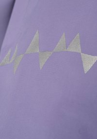 Lila tyg med ett mönster av silverfärgade trianglar. Texturen är slät, med en subtil glans och vävd utseende.